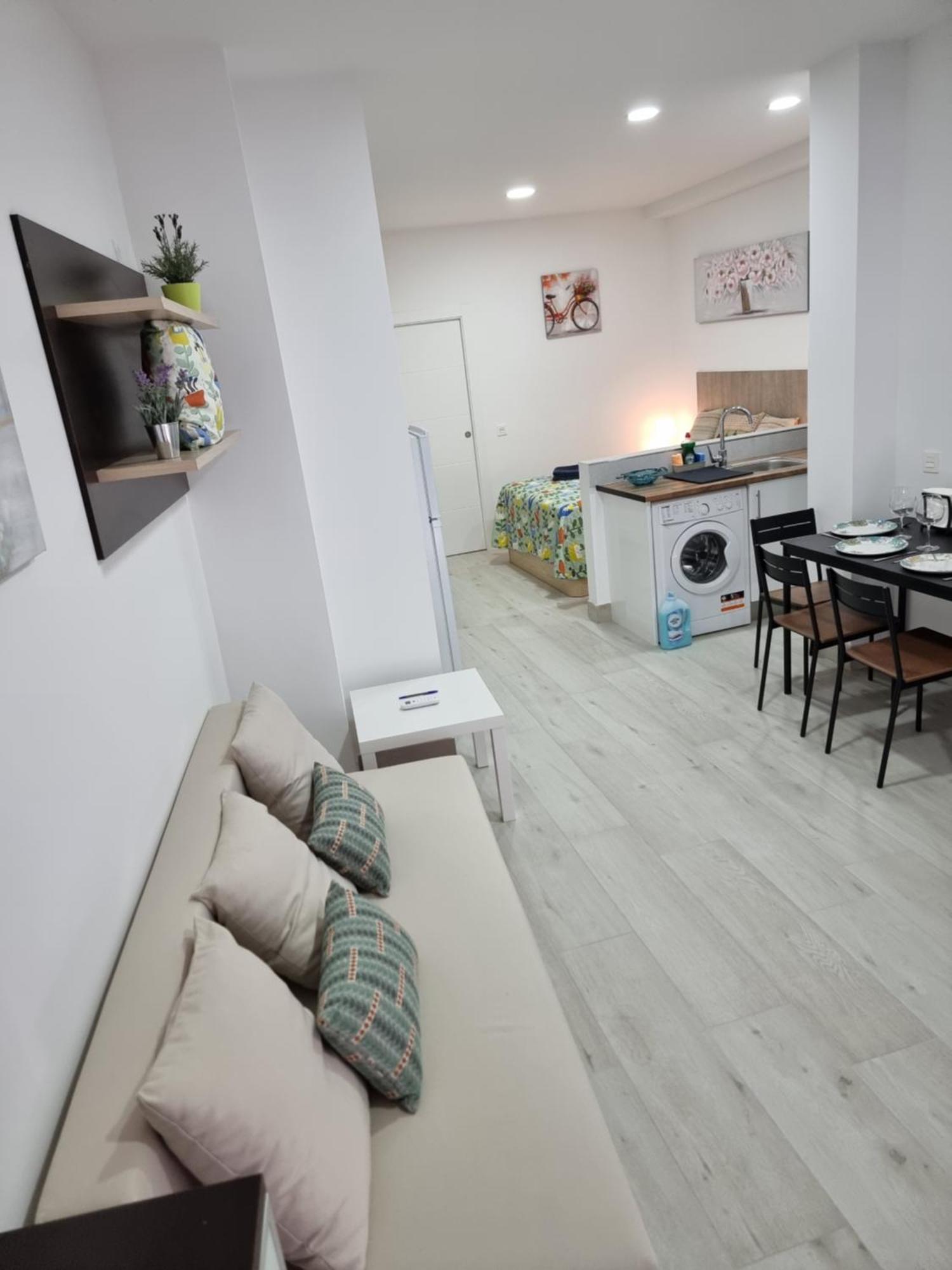 Apartamentos Zanca City Center Free Luggage Storage Малага Экстерьер фото