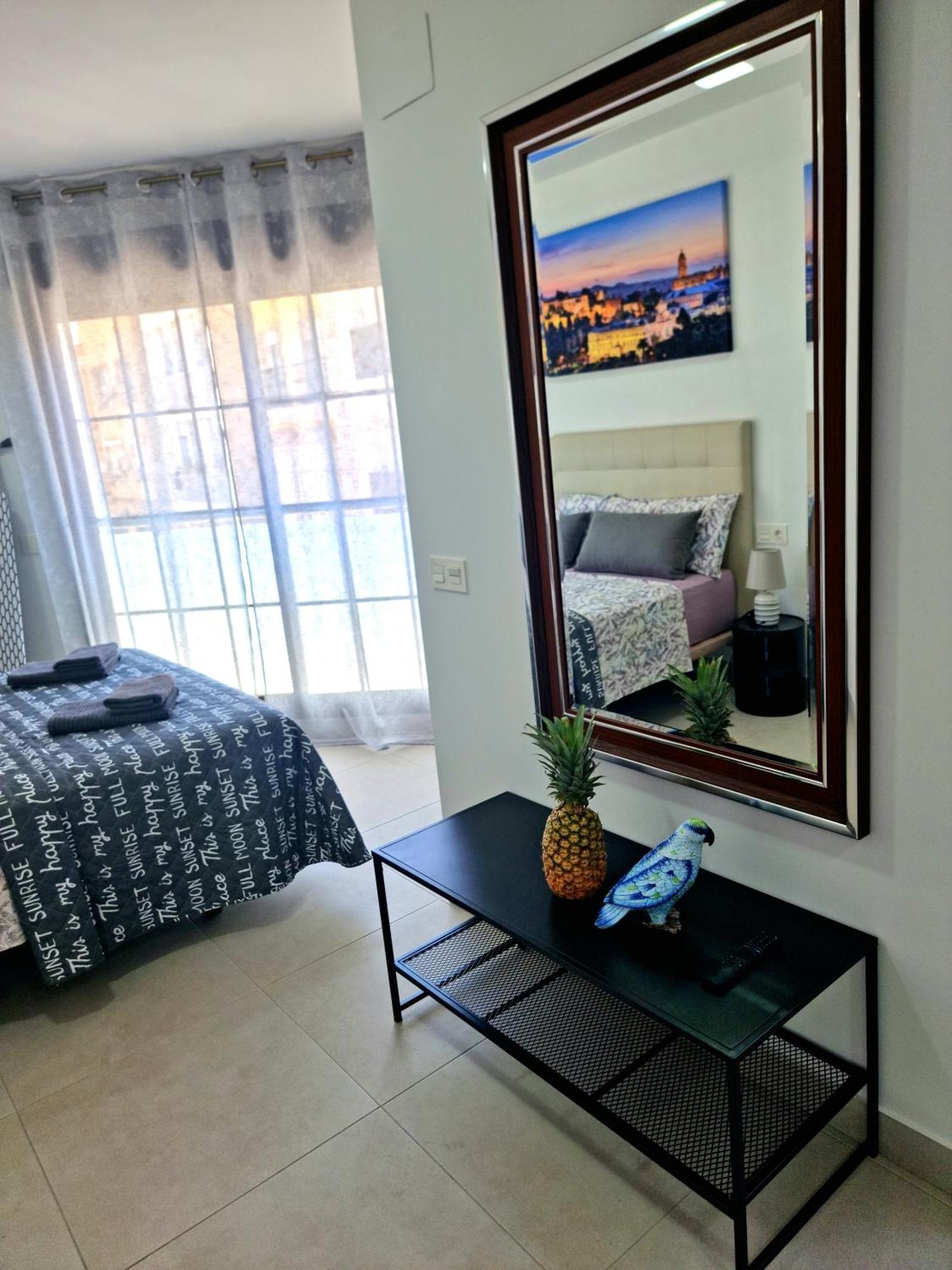 Apartamentos Zanca City Center Free Luggage Storage Малага Экстерьер фото